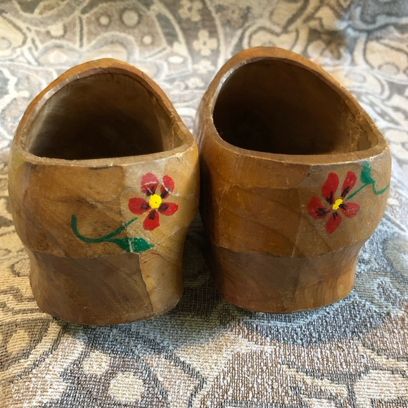 Vintage Wooden Shoes. Souvenir of Belgium. Hand Made Painted with European Flags - Picture 7 of 10